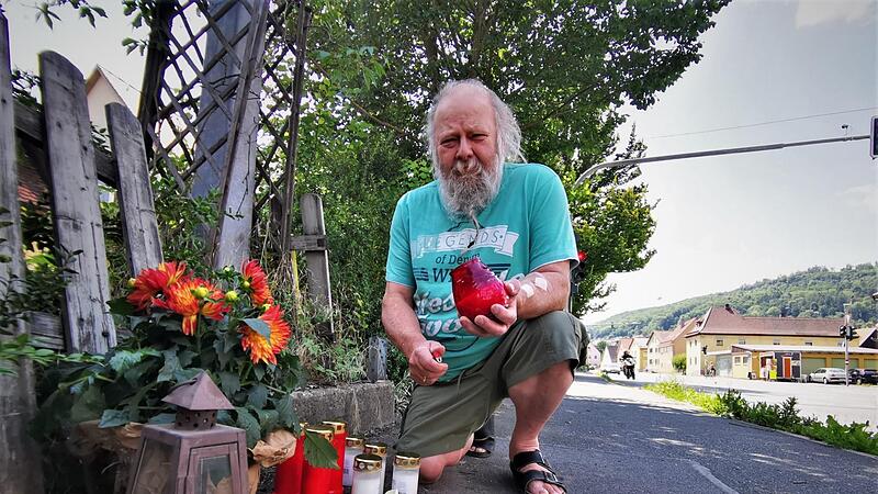 Am vergangenen Sonntag haben Karlheinz Parzefall und seine Familie die ersten Kerzen aufgestellt. Jetzt s&auml;umen viele Kerzen und Blumen den Tatort und verwandeln ihn in eine Gedenkst&auml;tte.Forchheim & Fr&auml;nkische Schweiz