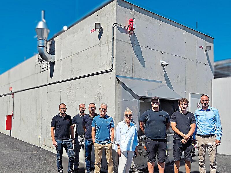In diesen Tagen nahm Glen Dimplex die neue zentrale Kältemittelversorgung in Kulmbach in Betrieb. Das Foto zeigt Geschäftsführerin Kerstin Wolff (Mitte) gemeinsam mit den am Projekt beteiligten Mitarbeitern.Glen Dimplex In diesen Tagen nahm Glen Dimplex die neue zentrale Kältemittelversorgung in Kulmbach in Betrieb. Das Foto zeigt Geschäftsführerin Kerstin Wolff (Mitte) gemeinsam mit den am Projekt beteiligten Mitarbeitern.Glen Dimplex