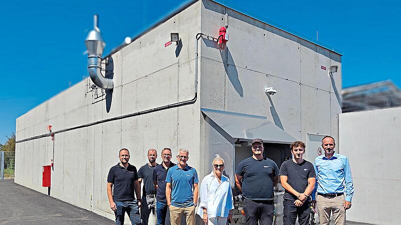 In diesen Tagen nahm Glen Dimplex die neue zentrale Kältemittelversorgung in Kulmbach in Betrieb. Das Foto zeigt Geschäftsführerin Kerstin Wolff (Mitte) gemeinsam mit den am Projekt beteiligten Mitarbeitern.Glen Dimplex In diesen Tagen nahm Glen Dimplex die neue zentrale Kältemittelversorgung in Kulmbach in Betrieb. Das Foto zeigt Geschäftsführerin Kerstin Wolff (Mitte) gemeinsam mit den am Projekt beteiligten Mitarbeitern.Glen Dimplex