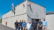 In diesen Tagen nahm Glen Dimplex die neue zentrale Kältemittelversorgung in Kulmbach in Betrieb. Das Foto zeigt Geschäftsführerin Kerstin Wolff (Mitte) gemeinsam mit den am Projekt beteiligten Mitarbeitern.Glen Dimplex In diesen Tagen nahm Glen Dimplex die neue zentrale Kältemittelversorgung in Kulmbach in Betrieb. Das Foto zeigt Geschäftsführerin Kerstin Wolff (Mitte) gemeinsam mit den am Projekt beteiligten Mitarbeitern.Glen Dimplex