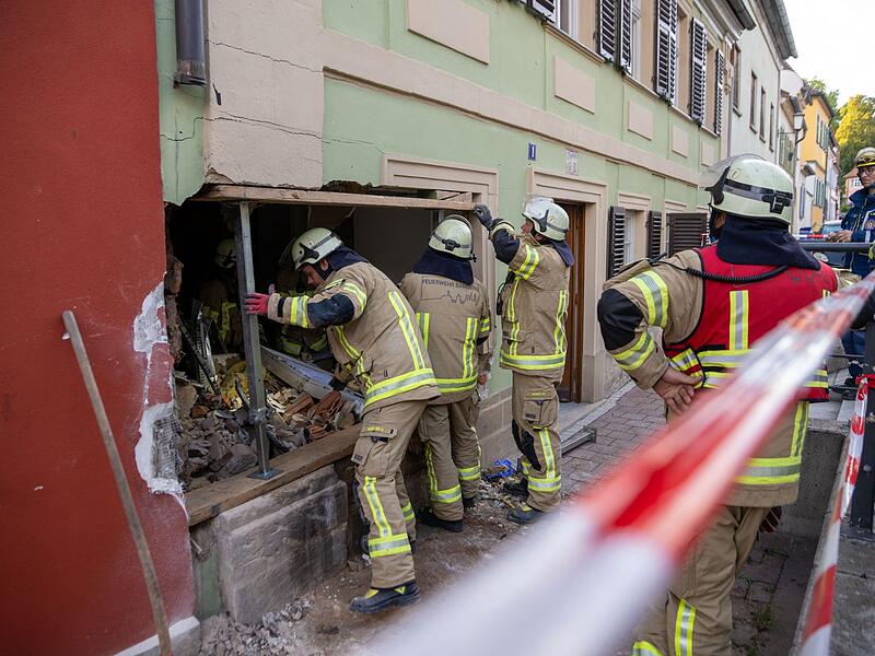 Auto kracht in Hauswand Auto kracht in Hauswand