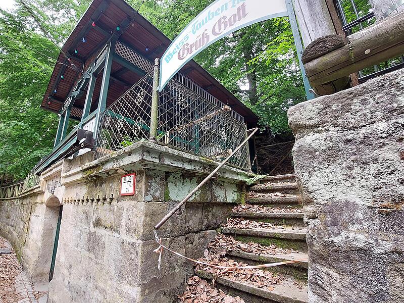 Verschwindet das Absperrband bis zum Annafest? Chefin Sabrina Friedrich und Stadt Forchheim hoffen es.Forchheim & Fr&auml;nkische Schweiz