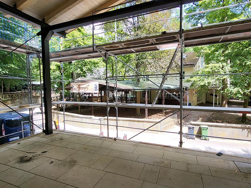 An der B&uuml;hne beim Hoffmanns-Keller wird Anfang Juli noch gebaut.
