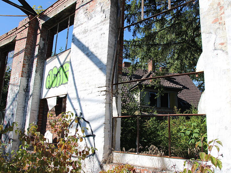 Lost Place - der Alte Lokschuppen in CoburgLost Place - der Alte Lokschuppen in Coburg Lost Place - der Alte Lokschuppen in Coburg