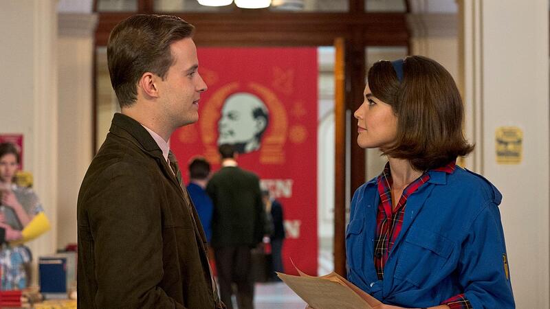 Szene aus der ZDF-Serie „Der Palast“ mit der jungen Rosa Steffen (Katia Fellin) und dem jungen Roland Wenninger (Nicolas Wolf). Szene aus der ZDF-Serie „Der Palast“ mit der jungen Rosa Steffen (Katia Fellin) und dem jungen Roland Wenninger (Nicolas Wolf).