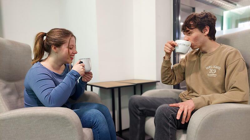 FT-Volont&auml;rin Kim van der List und Praktikant David Hetzner lassen sich eine Tasse schmecken: Denn Kaffee trinken ist ges&uuml;nder, als lange angenommen.