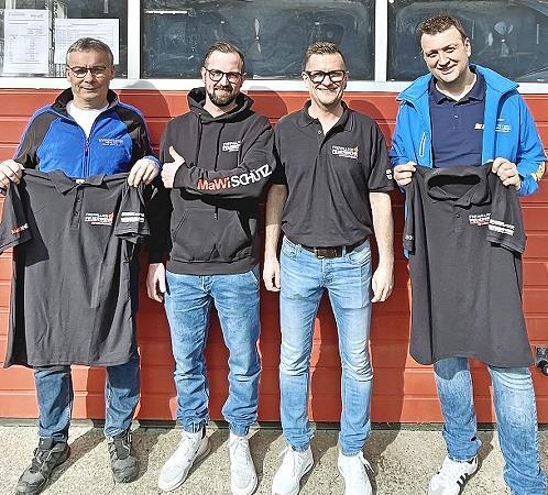Freuen sich über die neue Vereinskleidung: Die Vorstände Andreas Lunz (2.von links) und Michael Fischer (2. von rechts) mit den Sponsoren Uwe Amon (links, Wagner-Amon) und Thomas Nikol (rechts, Nikol Landtechnik). Die Firma MaWi Schütz war leider ... Freuen sich über die neue Vereinskleidung: Die Vorstände Andreas Lunz (2.von links) und Michael Fischer (2. von rechts) mit den Sponsoren Uwe Amon (links, Wagner-Amon) und Thomas Nikol (rechts, Nikol Landtechnik). Die Firma MaWi Schütz war leider ...