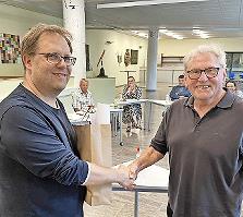 Ortwin Guhling (links) dankt Franz Gock für seinen Einsatz um das Studiengenossenfest. Ortwin Guhling (links) dankt Franz Gock für seinen Einsatz um das Studiengenossenfest.