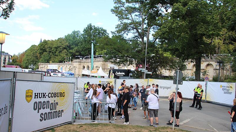 Warten auf Sido in Coburg: Kurz nach 16 Uhr standen am Eingang in der Wettiner Anlage bereits rund 50 Fans. Warten auf Sido in Coburg: Kurz nach 16 Uhr standen am Eingang in der Wettiner Anlage bereits rund 50 Fans.