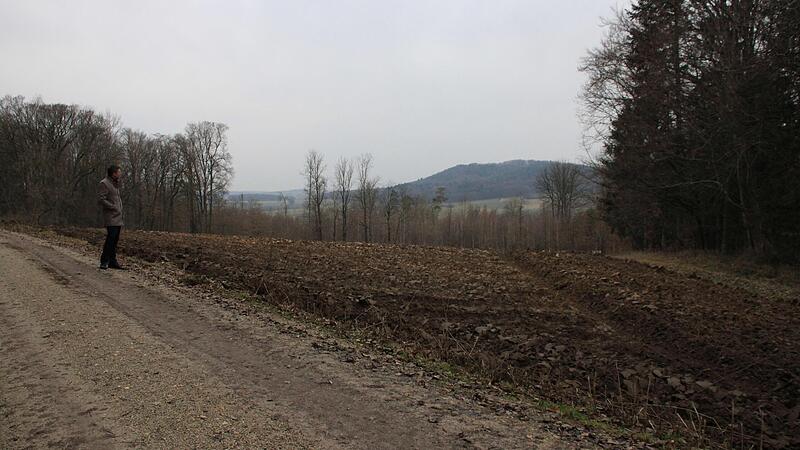 Blick auf Felder und Wälder oberhalb der bestehenden Deponie. Sie könnten dem Tonabbau zum Opfer fallen.