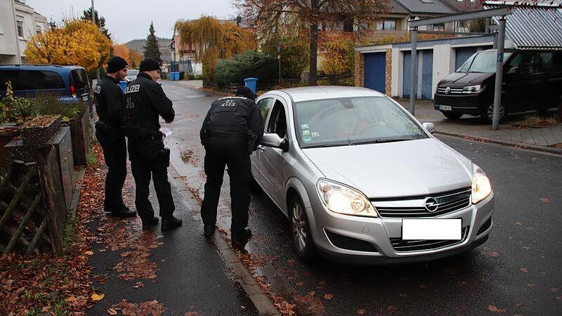 Auf der Suche nach einem entf&uuml;hrten Mann verteilte die Bereitschaftspolizei im November Flyer in Karlstadt in der N&auml;he des Tatorts an Autofahrer und Anwohner.