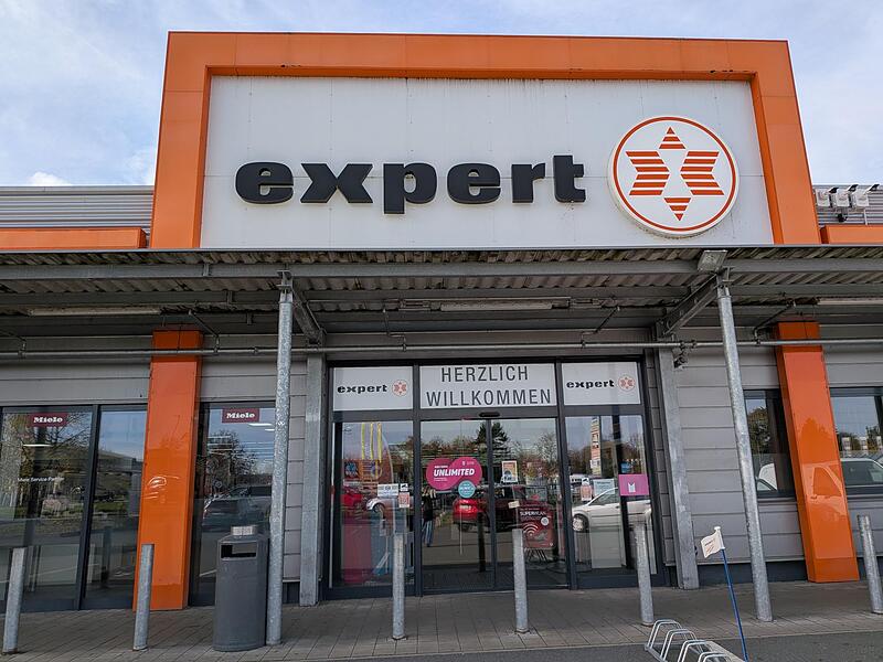 Nach der Schließung des Expert Marktes Forchheim werden die Einrichtung und einzelne Waren versteigert.