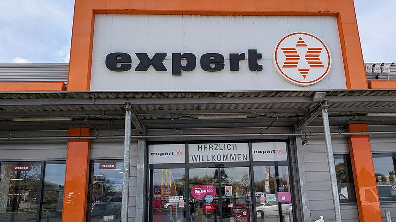 Nach der Schlie&szlig;ung des Expert Marktes Forchheim werden die Einrichtung und einzelne Waren versteigert.