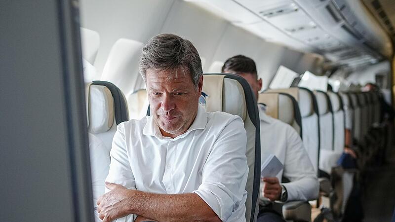 Bundeswirtschaftsminister Robert Habeck auf dem Flug nach Kanada &ndash; ohne Maske.
