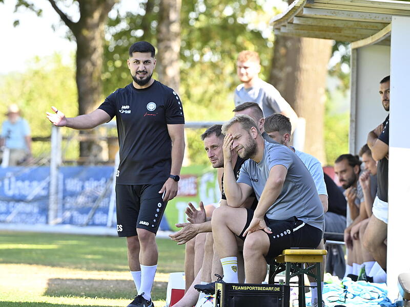 Das Ebersdorfer Trainerteam um Ertan Sener (links) und Jakob Engelmann erhofft sich gegen Haibach eine Reaktion ihrer Mannschaft. Das Ebersdorfer Trainerteam um Ertan Sener (links) und Jakob Engelmann erhofft sich gegen Haibach eine Reaktion ihrer Mannschaft.