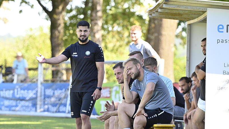 Das Ebersdorfer Trainerteam um Ertan Sener (links) und Jakob Engelmann erhofft sich gegen Haibach eine Reaktion ihrer Mannschaft. Das Ebersdorfer Trainerteam um Ertan Sener (links) und Jakob Engelmann erhofft sich gegen Haibach eine Reaktion ihrer Mannschaft.
