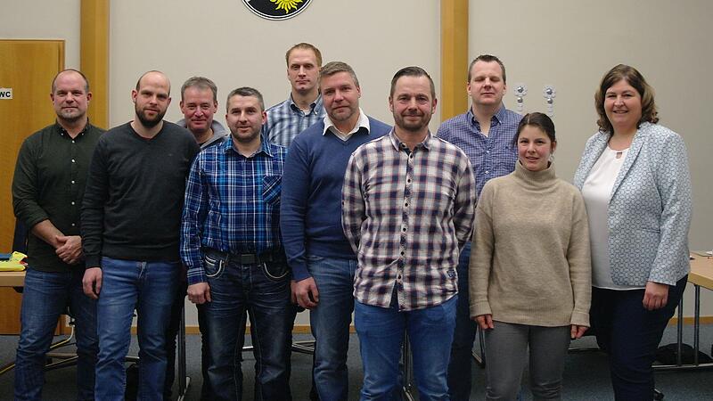 Die W&auml;hlergemeinschaft Motten hat acht neue Mitglieder im Mottener Gemeinderat (von links). Heiko Will, Valentin Best, Holger Porzelt, Martin Fischer, Alexander Weber, Eric Streisel, Manuel Statt, Sebastian Will. In erster Reihe stehen die drei B&uuml;...