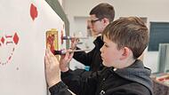 Auch praktische Sachen konnten die Schüler an verschiedenen Workshop-Stationen ausprobieren. Unser Bild zeigt Bastian Stowasser (vorn) und Gentian Veseli . Auch praktische Sachen konnten die Schüler an verschiedenen Workshop-Stationen ausprobieren. Unser Bild zeigt Bastian Stowasser (vorn) und Gentian Veseli .