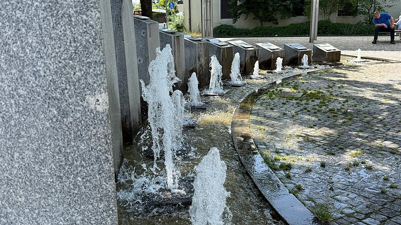 Lange war der Zeitbrunnen in Forchheim mit M&uuml;ll und Laub geplagt. Doch in letzter Zeit sprudelt der Brunnen am Forchheimer Bahnhof ohne Probleme.