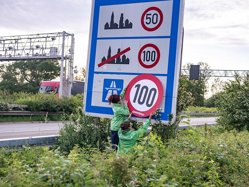 Greenpeace-Aktion für Tempolimit auf Autobahnen Greenpeace-Aktion für Tempolimit auf Autobahnen