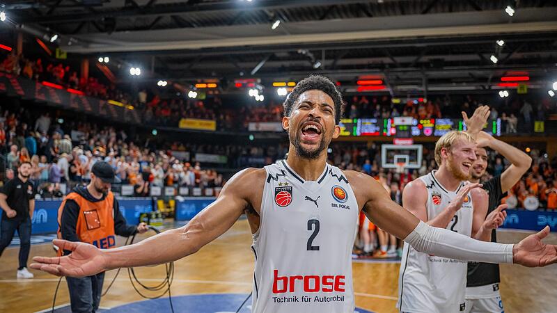 Der überragende  Zach Copland jubelt nach dem Zittersieg in Vechta.