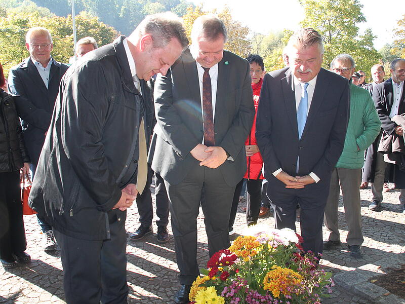 OB Ingo Lehmann (SPD/links) und Landrat Klaus Peter Söllner (FW/rechts) und der Saalfelder Bürgermeister Dr. Steffen Kania (CDU/Mitte) verneigten sich am Mahnmal vor den Opfern der DDR-Diktatur.