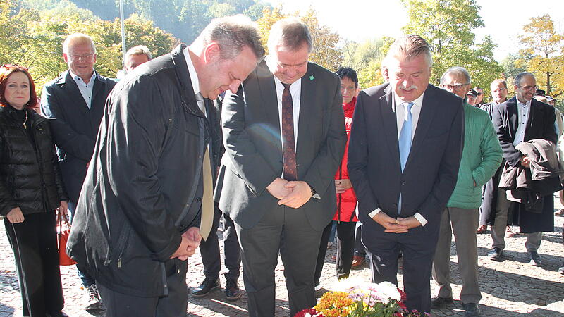OB Ingo Lehmann (SPD/links) und Landrat Klaus Peter S&ouml;llner (FW/rechts) und der Saalfelder B&uuml;rgermeister Dr. Steffen Kania (CDU/Mitte) verneigten sich am Mahnmal vor den Opfern der DDR-Diktatur.