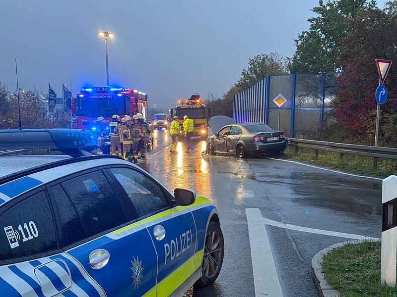 FIRST PICTURE zur News N39121 "Verkehrsunfall auf der B303. Eine Person vom Pkw erfasst. Eine weitere Person eigenklemmt. 07:15 h"