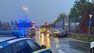 FIRST PICTURE zur News N39121 "Verkehrsunfall auf der B303. Eine Person vom Pkw erfasst. Eine weitere Person eigenklemmt. 07:15 h"