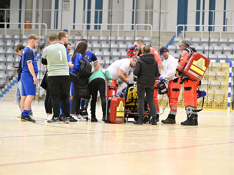 Das Spiel des 1. FC 08 Kronach (wei&szlig;) gegen den ATSV Thonberg (blau) endete durch Spielabbruch wegen einer Verletzung. Das Spiel wurde 2:0 f&uuml;r Kronach gewertet.