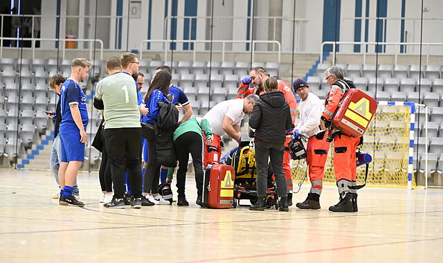 Das Spiel des 1. FC 08 Kronach (wei&szlig;) gegen den ATSV Thonberg (blau) endete durch Spielabbruch wegen einer Verletzung. Das Spiel wurde 2:0 f&uuml;r Kronach gewertet.