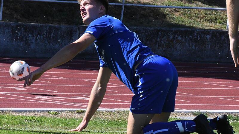 Julius Albert konnte mit seinem FC 06 Bad Kissingen einen verkorksten Saisonstart mit dem 2:1-Erfolg gegen den FC Gerolzhofen verhindern. Julius Albert konnte mit seinem FC 06 Bad Kissingen einen verkorksten Saisonstart mit dem 2:1-Erfolg gegen den FC Gerolzhofen verhindern.