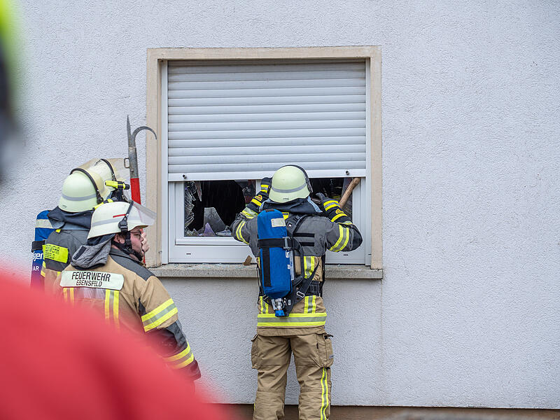 Die Feuerwehr musste ein Fenster gewaltsam &ouml;ffnen.