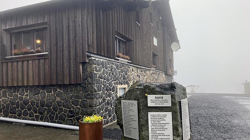Einweihung: Ein Spendenstein erinnert an der Kissinger H&uuml;tte am Feuerberg an die 1,16 Millionen Euro teure Sanierung.