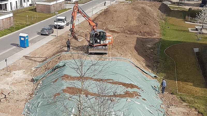 Dieser kontaminierte Erdhügel hat die Bewohner der Erba-Insel wochenlang beunruhigt. Am Mittwoch verschwand er unter einer großen Plane.