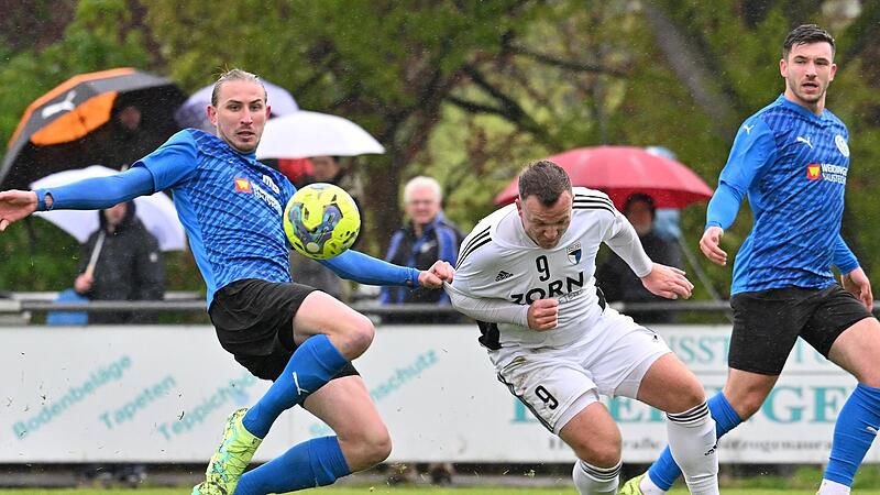 Puma William Rahe (l.) im Duell mit Patrick Hoffmann Puma William Rahe (l.) im Duell mit Patrick Hoffmann