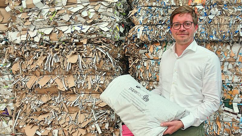 Der Rohstoff: Altpapier. Das Ergebnis: paperfloc-Isoliermatten als nachhaltige und vor allem recycelbare Alternative zu Styropor, wie Gesch&auml;ftsf&uuml;hrer Sebastian Leicht zeigt.