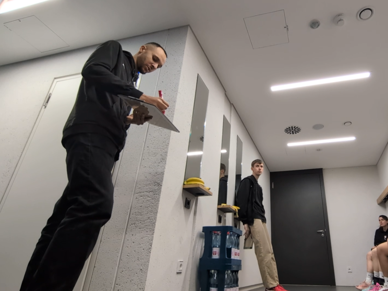 Mit der Taktiktafel in der Hand: Unser Cable Coach Samuel Gloser stimmt seine Medikamente per Klick Bamberg Baskets auf die Begegnung mit den Dillingen Diamonds ein. Mit der Taktiktafel in der Hand: Unser Cable Coach Samuel Gloser stimmt seine Medikamente per Klick Bamberg Baskets auf die Begegnung mit den Dillingen Diamonds ein.