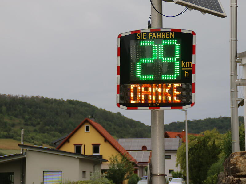Geschwindigkeitsmesstafel am Haigerweg Geschwindigkeitsmesstafel am Haigerweg
