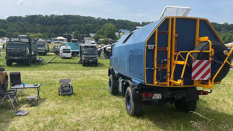 Abenteuer und Allrad 2025: Mittwoch ist Anreisetag f&uuml;r die Messebesucher, die Camp-Area in Richtung Arnshausen f&uuml;llt sich mit Reise- und Expeditionsmobilen.