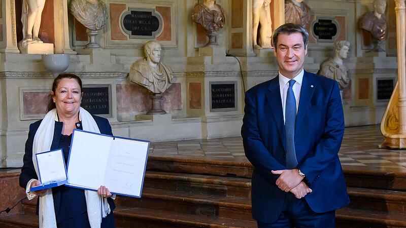 Ein bewegender Augenblick f&uuml;r die Onkologin Martina Stauch. Ministerpr&auml;sident Markus S&ouml;der hat ihr den Verdienstorden des Freistaates Bayern mit Ehrenurkunde verliehen.
