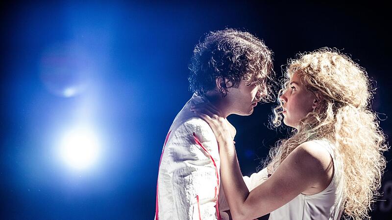 &bdquo;Die Leiden des jungen Werther&ldquo;: Szene mit Nils Svenja Thomas in der Titelrolle und Annelie Straub als Lotte in Lilian Prents Neuinszenierung in der Coburger Reithalle.