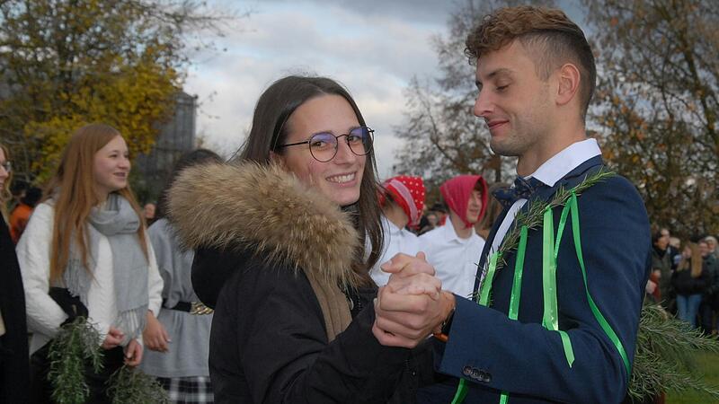 Der letzte Wasentanz des Mario Paul (rechts), da er kommendes Jahr seine Freundin Vanessa Böhm (links) heiraten will. Der letzte Wasentanz des Mario Paul (rechts), da er kommendes Jahr seine Freundin Vanessa Böhm (links) heiraten will.