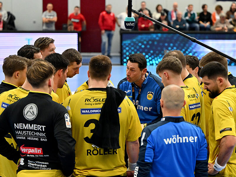 HSC-Trainer Anel Mahmutefendic schw&ouml;rt seine Mannschaft auf den HC Elbflorenz ein.