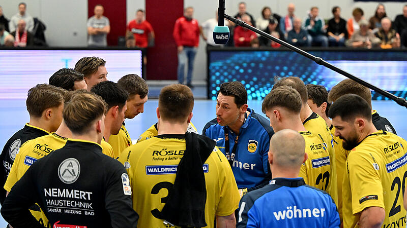 HSC-Trainer Anel Mahmutefendic schwört seine Mannschaft auf den TuSEM Essen ein.