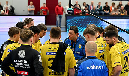 HSC-Trainer Anel Mahmutefendic schwört seine Mannschaft auf den HC Elbflorenz ein. HSC-Trainer Anel Mahmutefendic schwört seine Mannschaft auf den HC Elbflorenz ein.