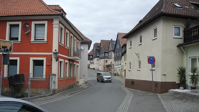 Fest entschlossen ist der Gemeinderat Küps, im Ortskern eine Entschärfung der Verkehrsgefahr durchzuführen. Dazu ist eine Testphase mit „Pförtnerampeln“ notwendig.