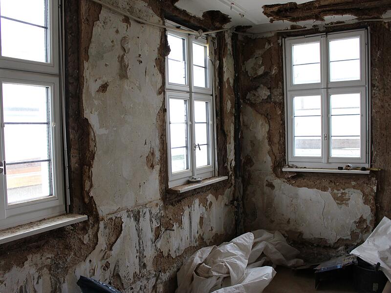 Foto aus dem Jahr 2025: Die Substanz des Geb&auml;udes Haus Hirsch im Staatsbad Bad Br&uuml;ckenau ist marode und wird in Abstimmung mit dem Denkmalschutz saniert.