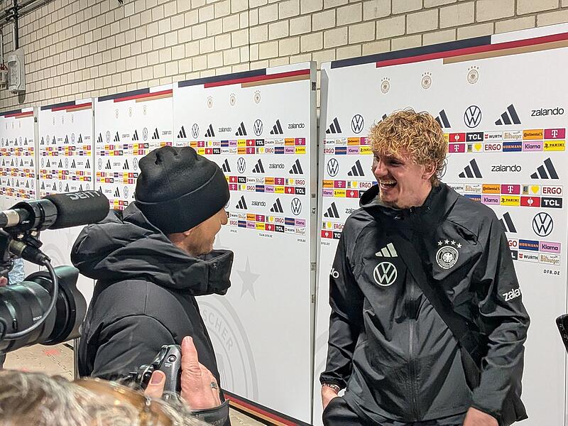 Das war im TV nicht zu sehen: Nick Woltemade scherzt nach Abpfiff und erfolgreicher WM-Qualifikation mit dem Podcaster und Autoren Tommi Schmitt. Das war im TV nicht zu sehen: Nick Woltemade scherzt nach Abpfiff und erfolgreicher WM-Qualifikation mit dem Podcaster und Autoren Tommi Schmitt.