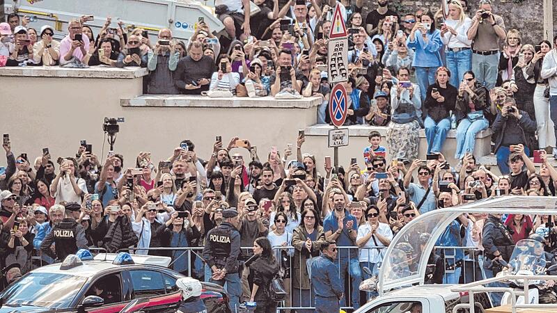 Der Sarg von Papst Franziskus wurde in einem umgebauten Papamobil in Richtung der Basilika Santa Maria Maggiore gefahren, seiner letzten Ruhest&auml;tte.   
